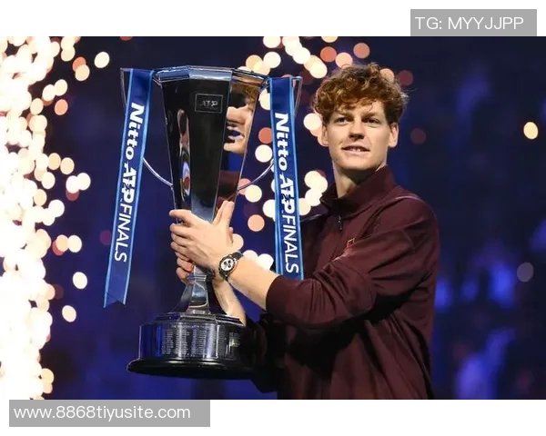 意大利国家队主帅斯帕莱蒂现场观赛ATP总决赛与冠军辛纳亲密合影